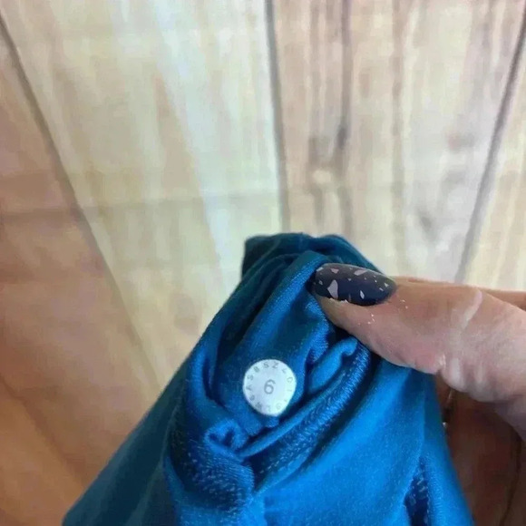 Lululemon In Movement Crop Everlux Deep Marine Blue Size 6 - Picture 10 of 10